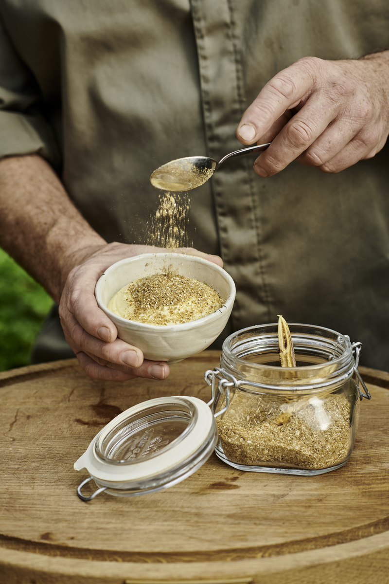 Talianske crostini s avokádovým šalátom a grilovanými langustami